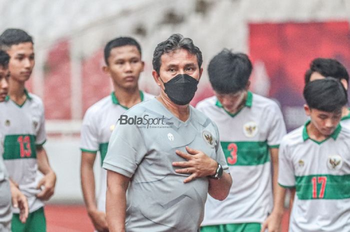Bima Sakti mendampingi para pemain timnas dalam latihan persiapan Kualifikasi Piala Asia U-17 2023 di Stadion Utama Gelora Bung Karno, Jakarta, 19 April 2022.
