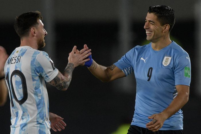 Dua mantan penyerang Barcelona, Lionel Messi dan Luis Suarez saat pertandingan Argentina vs Uruguay.
