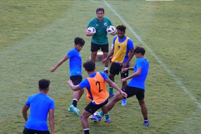 Para pemain timnas yang disiapkan untuk Kualifikasi Piala Asia U-20 2023 berlatih di Senayan, Jakarta, Minggu (22/5/2022).