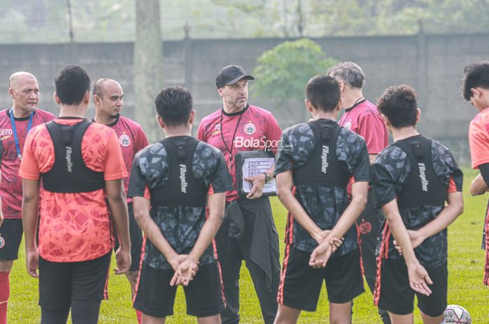 Pelatih Persija Jakarta, Thomas Doll (pakai topi), sedang melakukan briefing saat memimpin latihan timnya di Lapangan Nirwana Park, Sawangan, Jawa Barat, 25 Mei 2022.