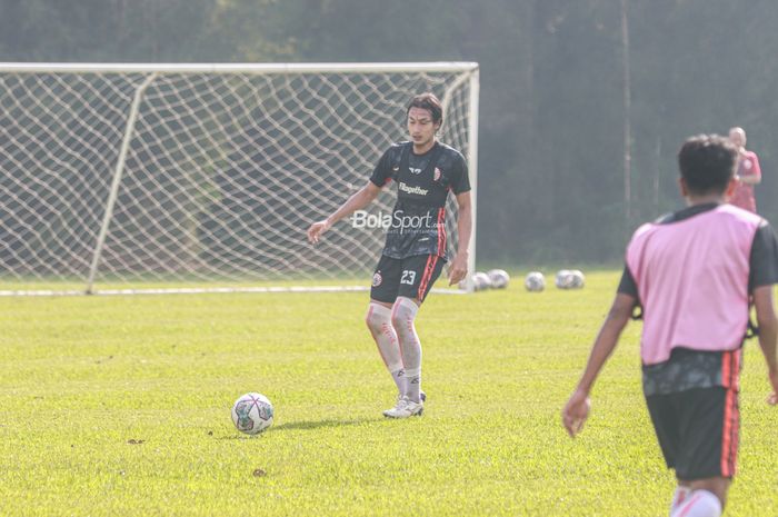 Bek Persija Jakarta, Hansamu Yama, sedang menguasai bola dalam latihannya di Lapangan Nirwana Park, Sawangan, Jawa Barat, 25 Mei 2022.
