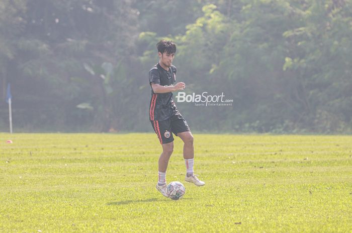 Gelandang Persija Jakarta, Hanif Sjahbandi, sedang menguasai bola dalam latihannya di Lapangan Nirwana Park, Sawangan, Jawa Barat, 25 Mei 2022.