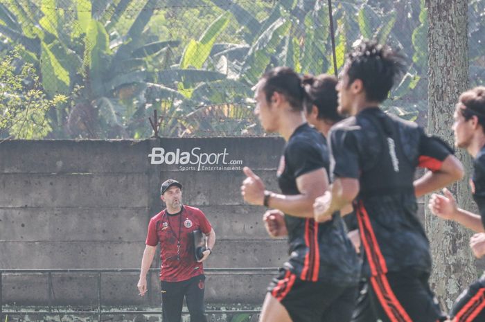 Pelatih Persija Jakarta, Thomas Doll, nampak sedang memantau para pemainnya di Lapangan Nirwana Park, Sawangan, Jawa Barat, 25 Mei 2022.