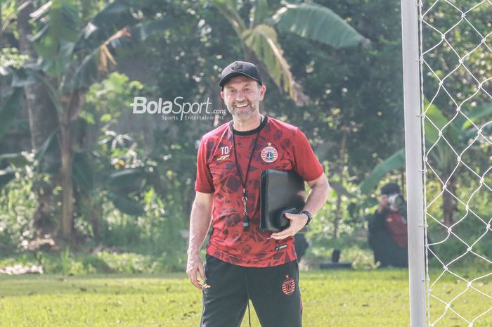 Pelatih Persija Jakarta, Thomas Doll, nampak tersenyum saat memantau para pemainnya di Lapangan Nirwana Park, Sawangan, Jawa Barat, 25 Mei 2022.