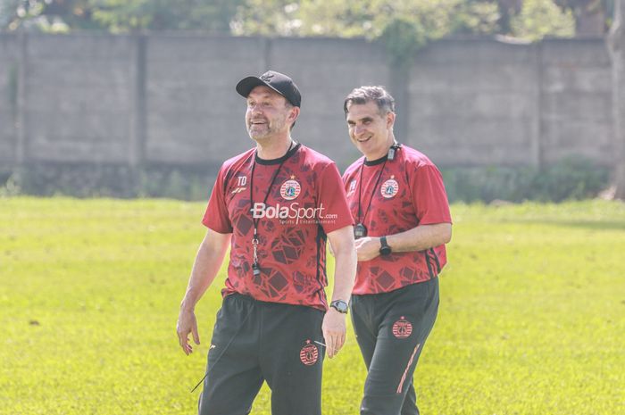 Pelatih Persija Jakarta, Thomas Doll serta asistennya bernama Pasquale Rocco sedang memantau para pemainnya di Lapangan Nirwana Park, Sawangan, Jawa Barat, 25 Mei 2022.