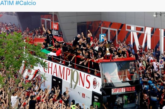 Pada perayaan gelar juara AC Milan di kota Milan, penyerang AC Milan, Zlatan Ibrahimovic mengolok-olok Hakan Calhanoglu.