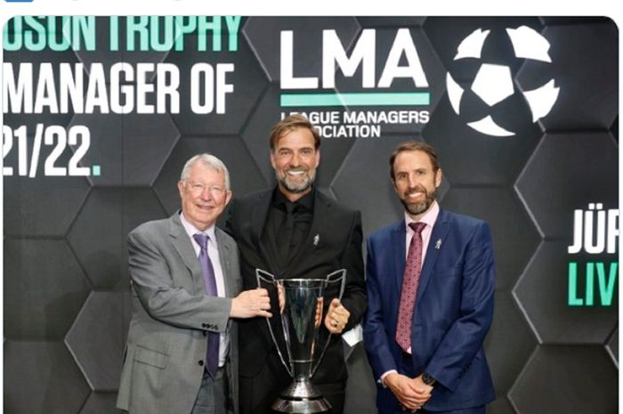 Juergen Klopp (tengah) saat menerima penghargaan LMA Manager of the Year didampingi oleh Sir Alex Ferguson (kiri) dan Gareth Southgate (kanan).