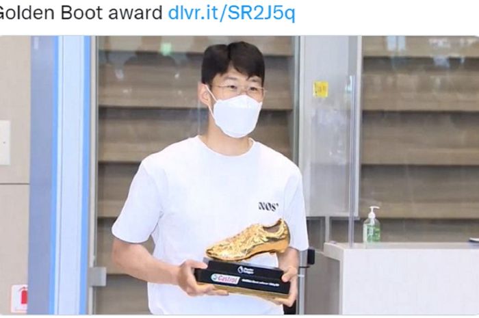 Momen winger Tottenham Hotspur, Son Heung-min saat memamerkan penghargaan Premier League Golden Boot 2021-2022 saat pulang ke Korea Selatan.