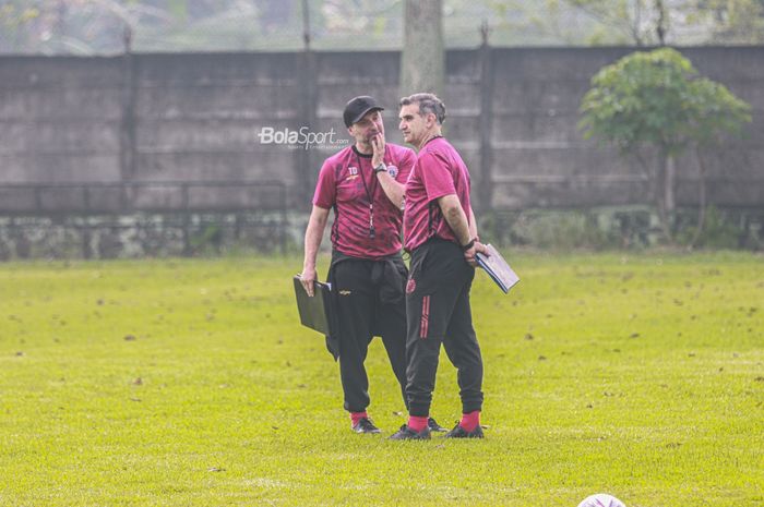 Pelatih Persija Jakarta, Thomas Doll (kiri) serta asistennya bernama Pasquale Rocco (kanan) sedang berbincang saat memantau para pemainnya di Lapangan Nirwana Park, Sawangan, Jawa Barat, 25 Mei 2022.