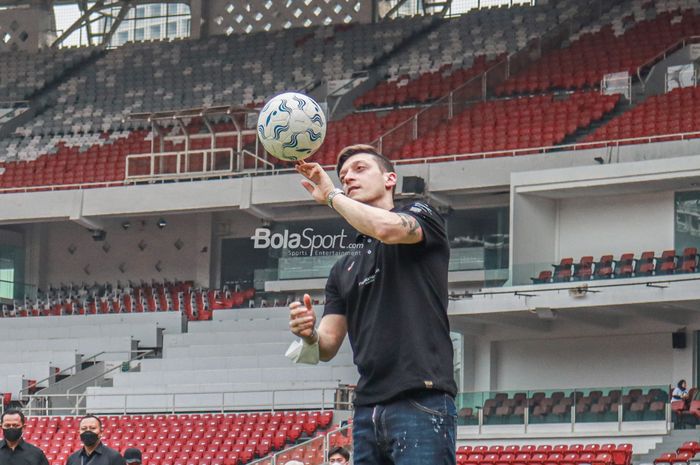 Mesut Ozil saat melakukan coaching clinic di Stadion Gelora Bung Karno, Senayan, Jakarta, 26 Mei 2022.