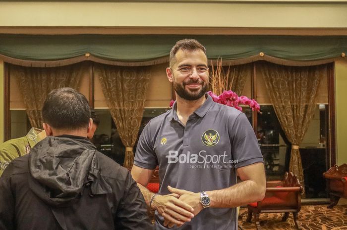 Calon pemain naturalisasi timnas Indonesia, Jordi Amat, nampak tersenyum saat ditemui di Hotel Sultan, Jakarta, 26 Mei 2022.