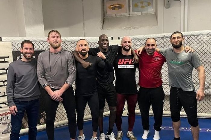 Jagoan UFC, Volkan Oezdemir berpose dengan para petarung dari Sasana All Star termasuk Khamzat Chimaev.