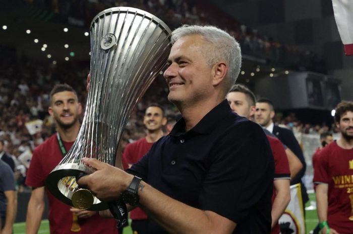 Jose Mourinho mengangkat trofi juara usai AS Roma mengalahkan Feyenoord pada final Conference League 2021-2022.