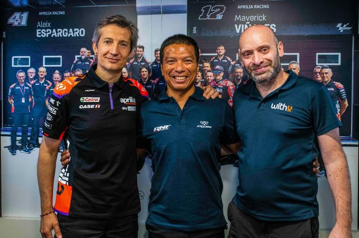 CEO Aprilia Racing, Massimo Rivola, dan Kepala Tim RNF Racing, Razlan Razali, meresmikan kerja sama untuk MotoGP musim 2023.