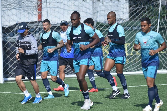 Ciro Alves dan David da Silva saat berlatih bersama Persib Bandung di Lapangan Soccer Republic, Jumat 27 Mei 2022.