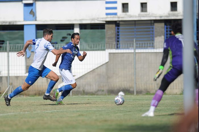 Penyerang Persib Bandung, Ezra Walian saat tampil di gim internal tim Maung Bandung di Stadion Persib, Sabtu (28/5/2022).