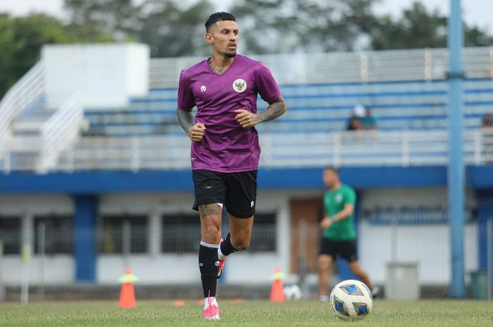 Gelandang timnas Indonesia, Stefano Lilipaly, saat menjalani pemusatan latihan dengan skuad Garuda jelang Kualifikasi Piala Asia 2023.