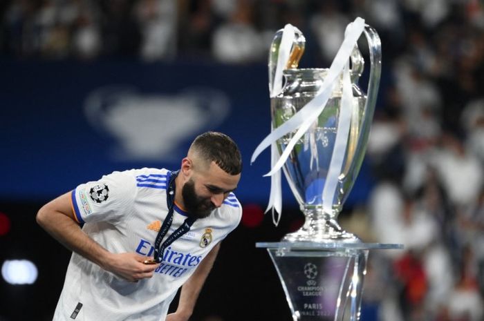 Karim Benzema merayakan kesuksesan Real Madrid menjuarai Liga Champions 2021-2022.