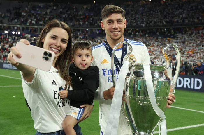 Pemain Real Madrid, Federico Valverde menelan ludahnya sendiri soal candaan menukar istrinya, Mina Bonino demi trofi Liga Champions.