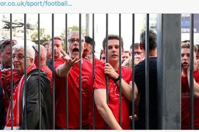 Para penggemar Liverpool tidak diizinkan masuk ke dalam stadion.
