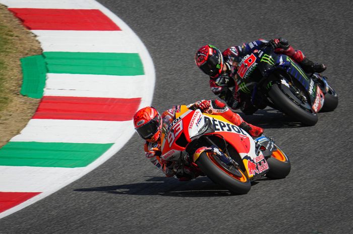 Marc Marquez (kiri) dan Fabio Quartararo ketika bersaing pada kualifikasi MotoGP Italia 2022 di Sirkuit Mugello, Sabtu (28/5/2022).