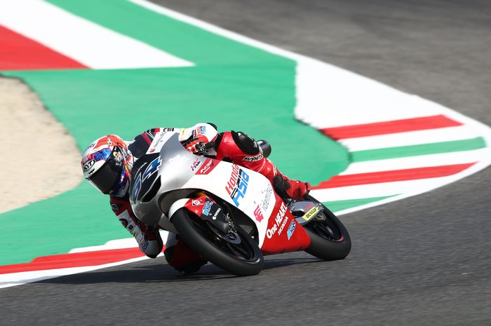 Pembalap Indonesia, Mario Aji, berhasil mendapatkan finis tertinggi dengan menyelesaikan Moto3 Italia 2022 di posisi ke-13.