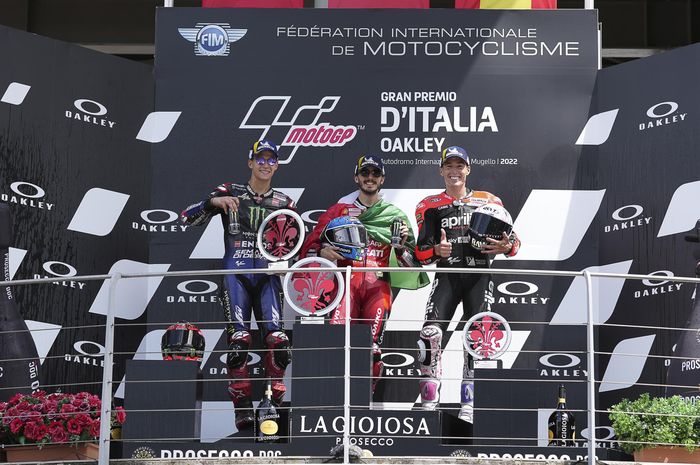 Dari kiri ke kanan, Fabio Quartararo (Monster Energy Yamaha), Francesco Bagnaia (Ducati), dan Aleix Espargaro (Aprilia) di podium MotoGP Italia 2022 di Sirkuit Mugello, Minggu (29/5/2022).