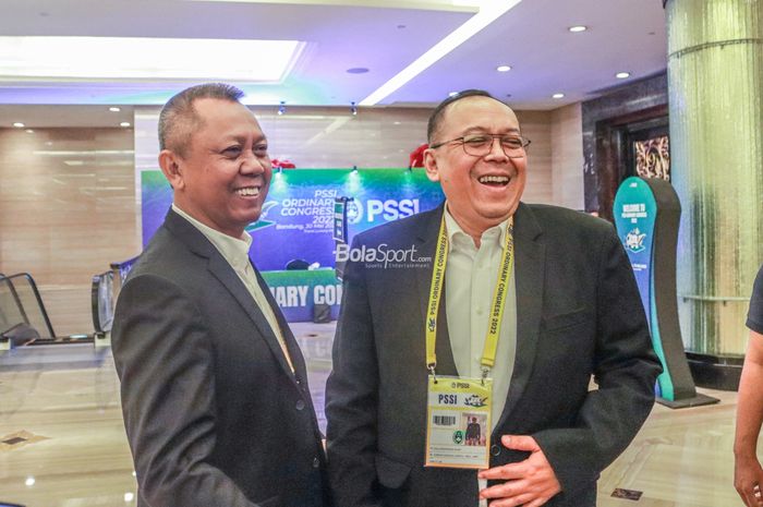 Direktur Operasional PT LIB (Liga Indonesia Baru), Sudjarno (kiri) dan Direktur Utama PT LIB, Akhmad Hadian Lukita (kanan), nampak tersenyum saat ditemui di Hotel Trans Lexury, Bandung, Jawa Barat, 30 Mei 2022.