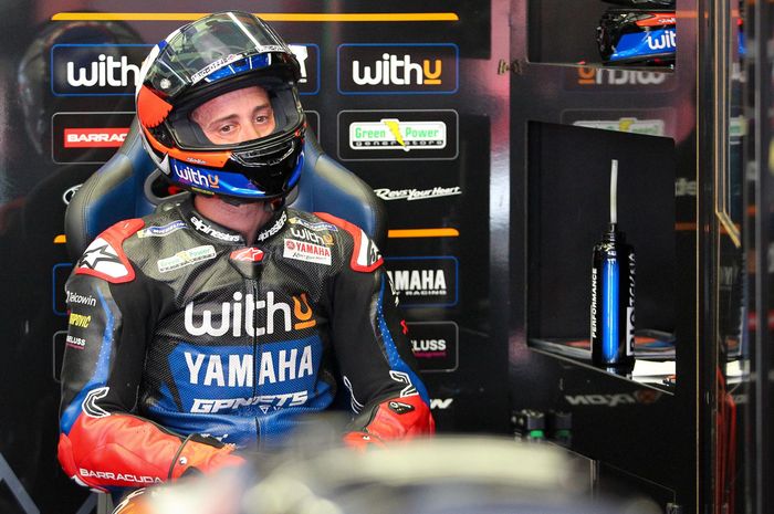 Pembalap Yamaha RNF Racing, Andrea Dovizioso, yang tampak lesu pada MotoGP Italia 2022 di Sirkuit Mugello, Minggu (29/5/2022).