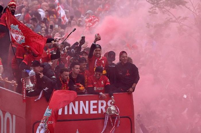 Skuad Liverpool melakukan parade gelar Piala FA dan Piala Liga Inggris di jalanan kota, Minggu (29/5/2022).