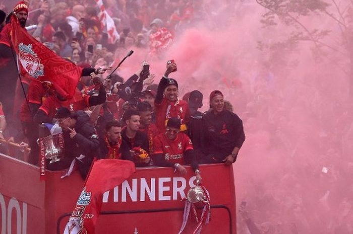 Skuad Liverpool melakukan parade gelar Piala FA dan Piala Liga Inggris di jalanan kota, Minggu (29/5/2022).