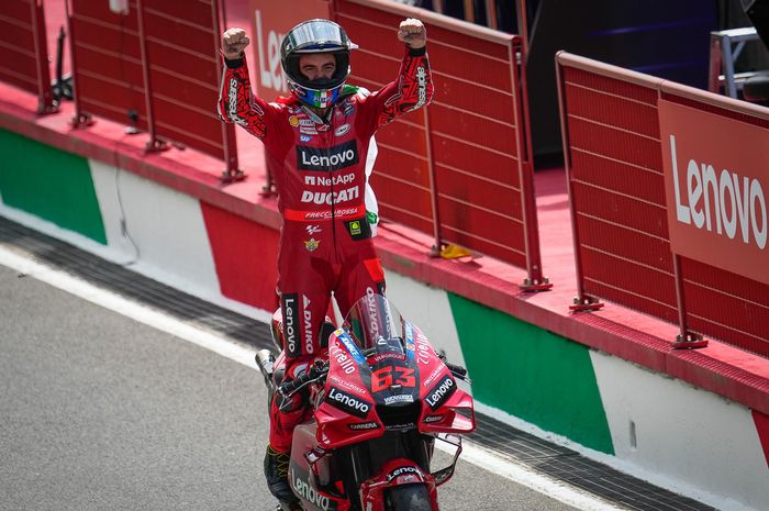 Selebrasi pembalap Ducati, Francesco Bagnaia usai memenangi MotoGP Italia 2022, Minggu (30/5/2022)