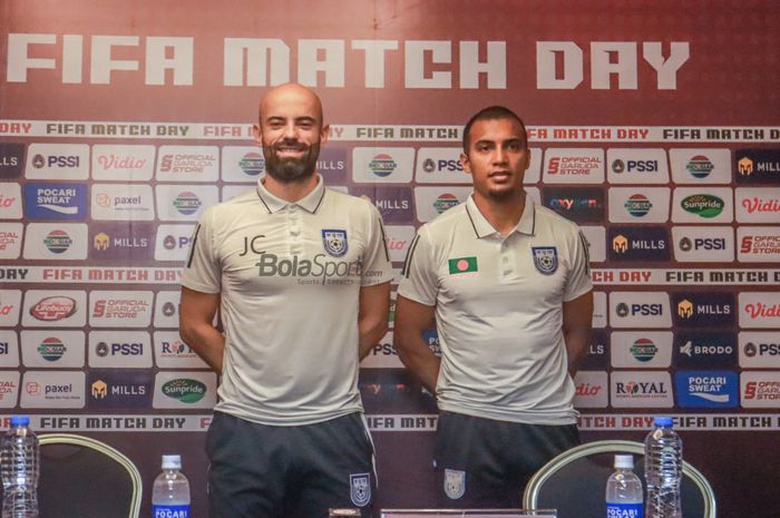 Pelatih timnas Bangladesh, Javier Fernandez Cabrera Martin Penanto (kiri) dan pemainnya yang bernama Jamal Bhuyan (kanan) sedang foto bersama dalam sesi jumpa pers di Hotel Ibis, Bandung, Jawa Barat, 31 Mei 2022.