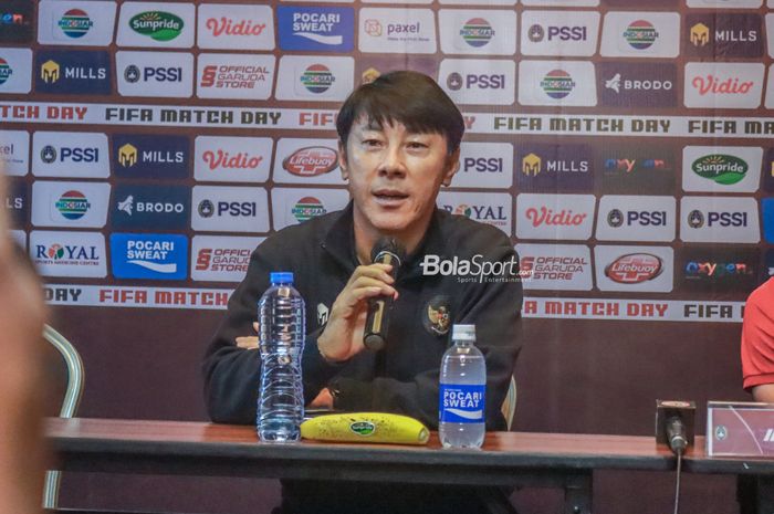 Pelatih timnas Indonesia, Shin Tae-yong, saat sedang memberikan keterangan kepada awak media dalam sesi jumpa pers di Hotel Ibis, Bandung, Jawa Barat, 31 Mei 2022.