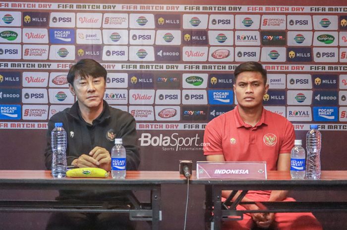 Pelatih timnas Indonesia, Shin Tae-yong (kiri) dan pemainnya bernama Fachruddin Aryanto (kanan) sedang melakukan sesi jumpa pers di Hotel Ibis, Bandung, Jawa Barat, 31 Mei 2022.
