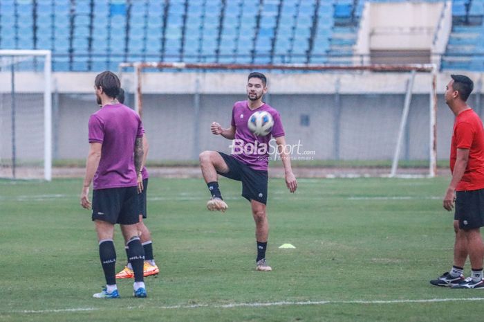 Calon pemain timnas Indonesia, Sandy Walsh (kanan), sedang menguasai bola dalam latihannya di Stadion Si Jalak Harupat, Bandung, Jawa Barat, 31 Mei 2022.