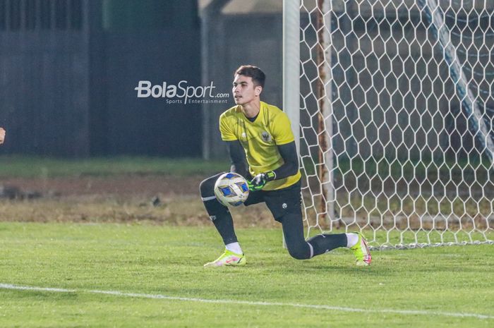 Kiper timnas Indonesia, Nadeo Argawinata, sedang menguasai bola dalam latihannya di Stadion Si Jalak Harupat, Bandung, Jawa Barat, 31 Mei 2022.