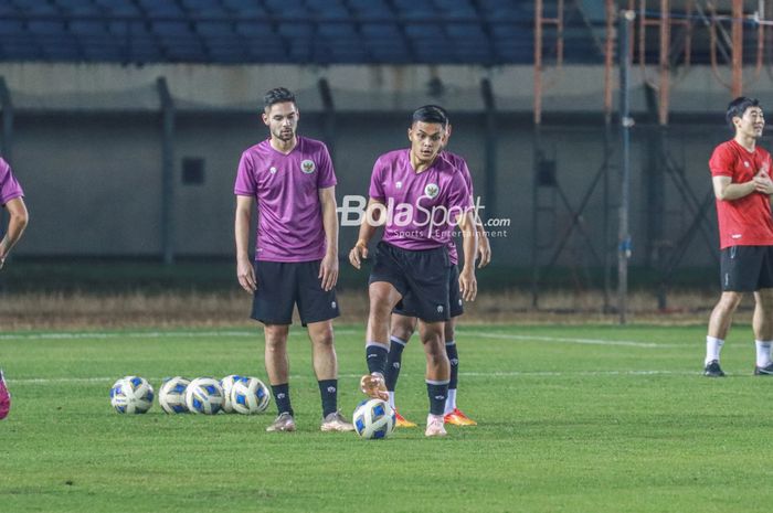 Sandy Walsh (kiri) dan Rachmat Irianto (kanan) nampak berlatih bersama dengan timnas Indonesia di Stadion Si Jalak Harupat, Bandung, Jawa Barat, 31 Mei 2022.