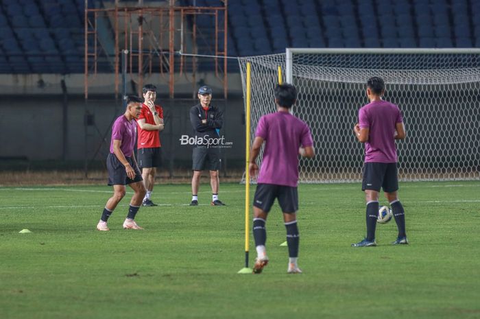Pelatih timnas Indonesia, Shin Tae-yong (jaket hitam), sedang memantau para pemainnya berlatih di Stadion Si Jalak Harupat, Bandung, Jawa Barat, 31 Mei 2022.
