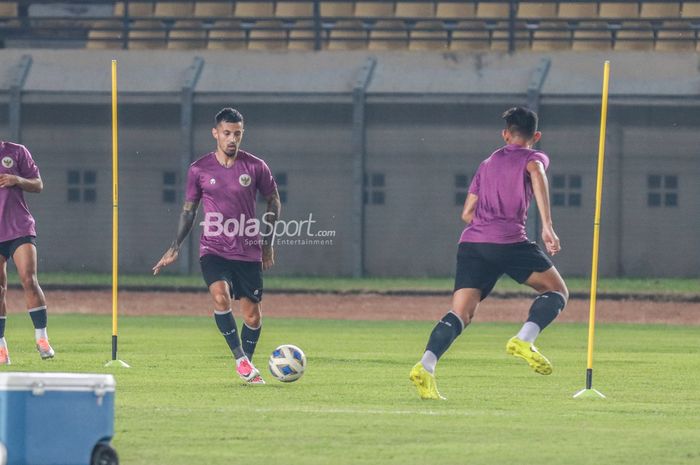 Pemain timnas Indonesia, Stefano Lilipaly, sedang menguasai bola dalam latihannya di Stadion Si Jalak Harupat, Bandung, Jawa Barat, 31 Mei 2022.