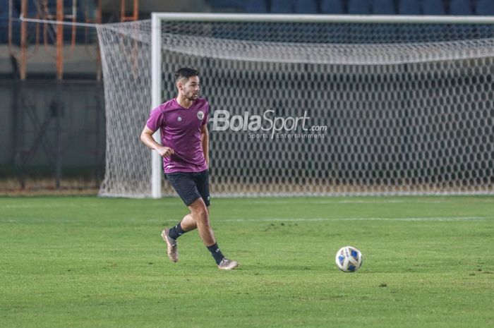 Calon pemain timnas Indonesia, Sandy Walsh, sedang menguasai bola dalam latihannya di Stadion Si Jalak Harupat, Bandung, Jawa Barat, 31 Mei 2022.