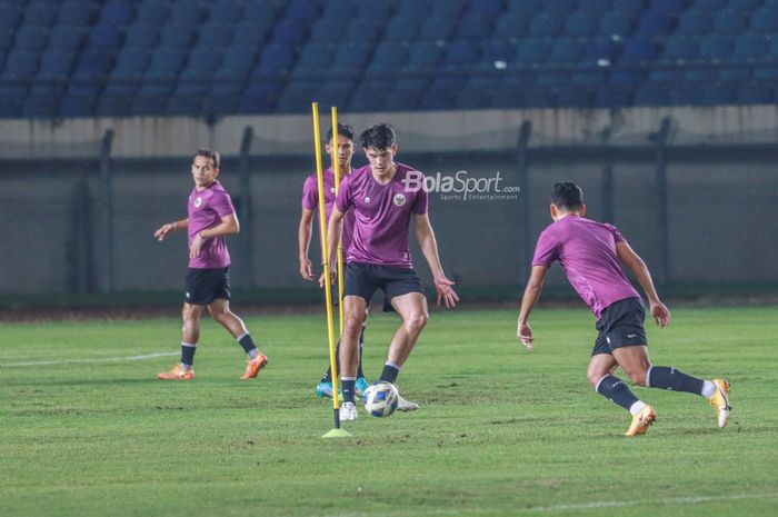 Bek timnas Indonesia, Elkan Baggott (tengah), sedang menguasai bola dalam latihannya di Stadion Si Jalak Harupat, Bandung, Jawa Barat, 31 Mei 2022.