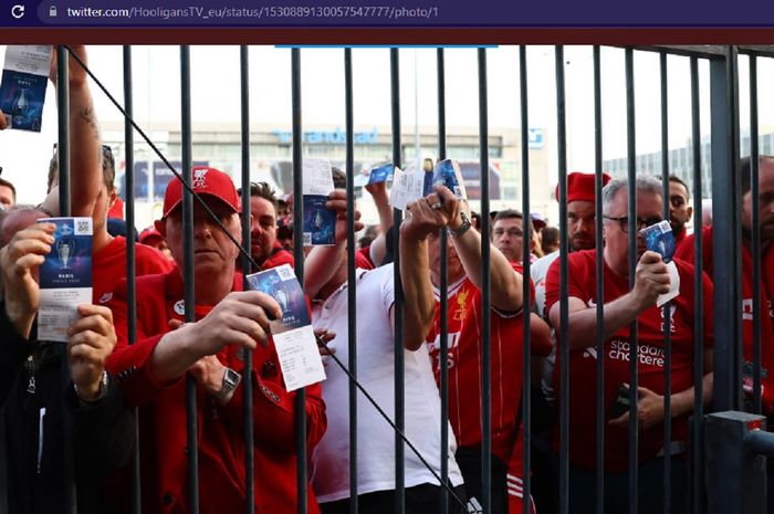 Para suporter Liverpool  tertahan di luar Stadion Stade de France, Paris, menjelang final Liga Champions melawan Real Madrid, 28 Mei 2022.