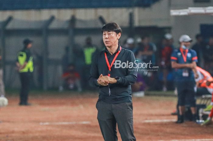 Pelatih timnas Indonesia, Shin Tae-yong, sedang mengamati para pemainnya saat bertanding di Stadion Si Jalak Harupat, Bandung, Jawa Barat, 1 Juni 2022.