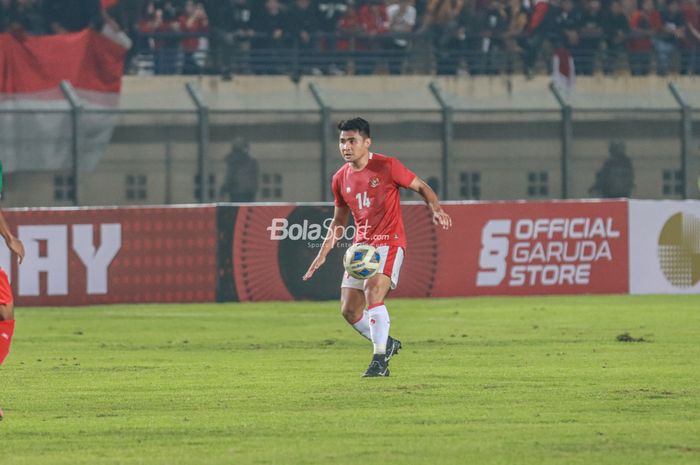 Bek sayap kanan timnas Indonesia, Asnawi Mangkualam, sedang menguasai bola di Stadion Si Jalak Harupat, Bandung, Jawa Barat, Rabu (1/6/2022).