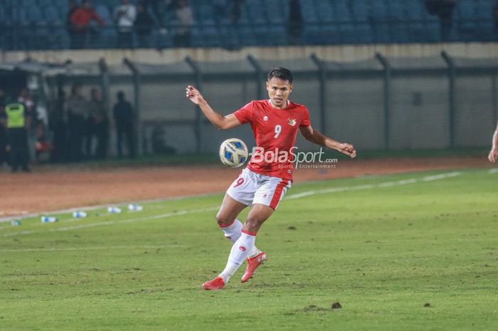 Striker timnas Indonesia, Dimas Drajad, sedang menguasai bola di Stadion Si Jalak Harupat, Bandung, Jawa Barat, 1 Juni 2022.
