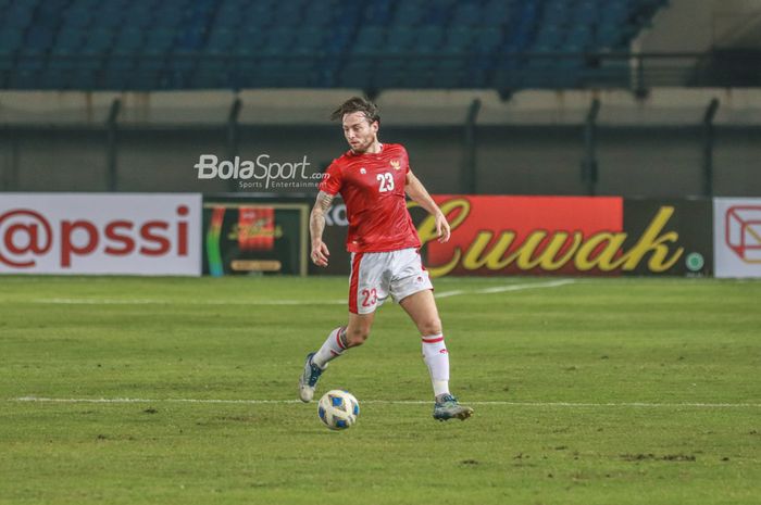 Gelandang timnas Indonesia, Marc Klok, sedang menguasai bola di Stadion Si Jalak Harupat, Bandung, Jawa Barat, 1 Juni 2022.