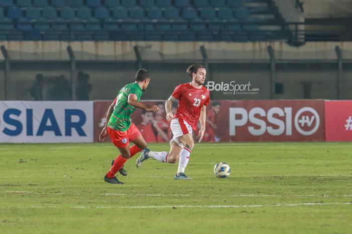 Gelandang timnas Indonesia, Marc Klok, sedang menguasai bola di Stadion Si Jalak Harupat, Bandung, Jawa Barat, 1 Juni 2022.