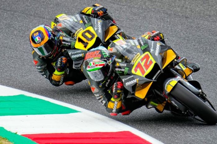Dua pembalap Mooney VR46 Racing Team, Marco Bezzecchi (bawah) dan Luca Marini (atas) ketika bersaing pada MotoGP Italia 2022 di Sirkuit Mugello, Minggu (29/5/2022).
