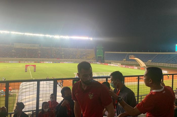 Jordi Amat menghadiri pertandingan timnas Indonesia vs Bangladesh di tribun penonton.